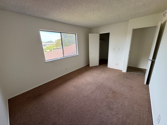Building Photo - Centrally Located McKeon Condo
