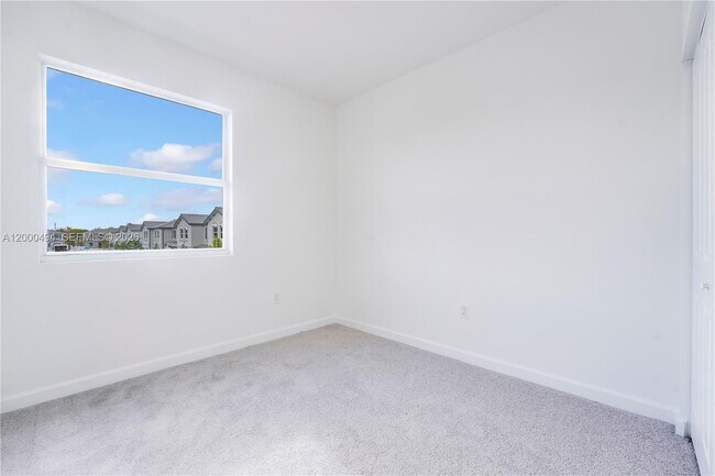 Building Photo - 250 10th Ct