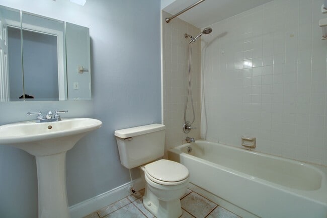 Building Photo - 1455 Oak Pl