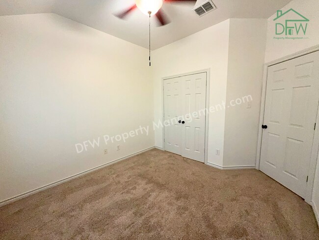 Building Photo - Charming 3BR/2.5BA Corner Home in Euless – Pool, Fireplace & Garage!