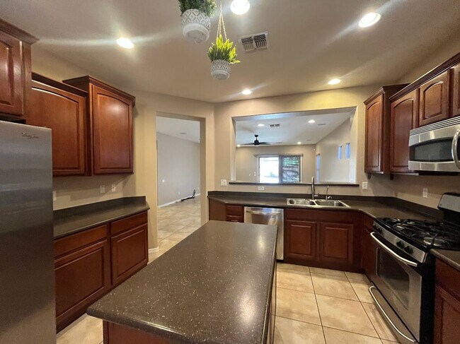 Building Photo - BEAUTIFUL 4 BEDROOM 2 BATHROOM HOME IN PEORIA