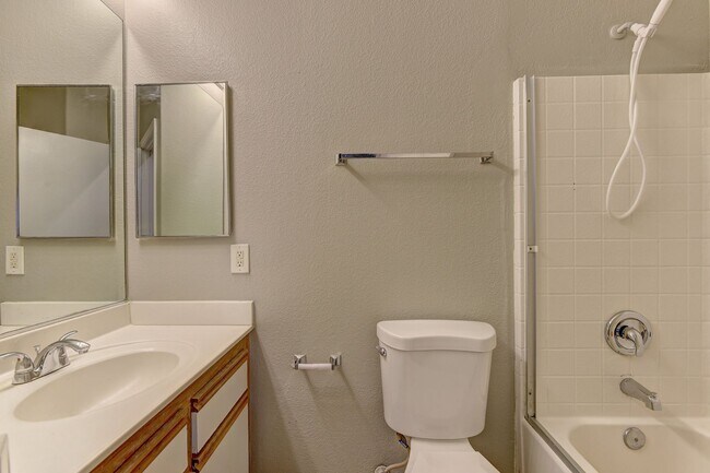 Building Photo - Welcome to this beautifully maintained sin...
