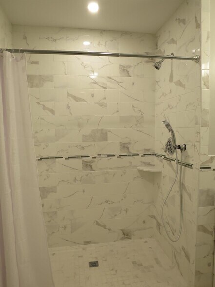 Building Photo - 136 Inman St