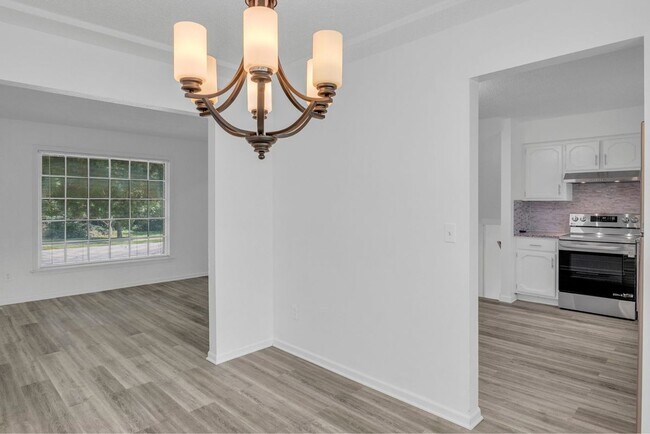 Building Photo - 405 S Montclaire Dr