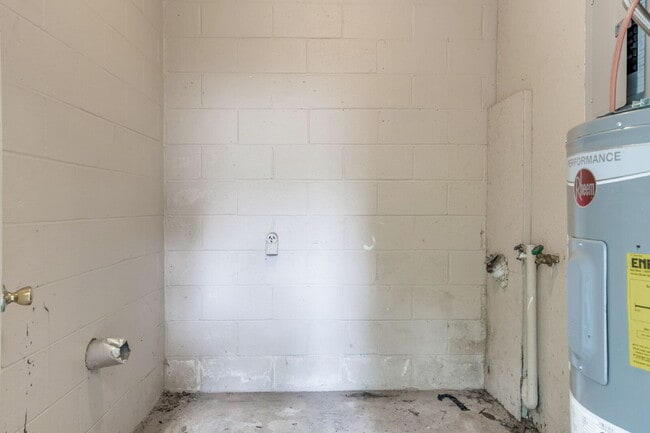 Building Photo - Desirable townhouse centerally located.