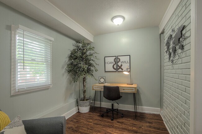 Building Photo - 1145 W 41st Terrace