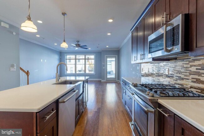 Building Photo - 153 Levering St