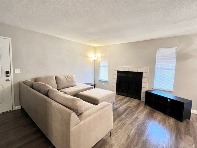 Building Photo - Furnished 2 Bed 2 Bath Remodeled Condo!