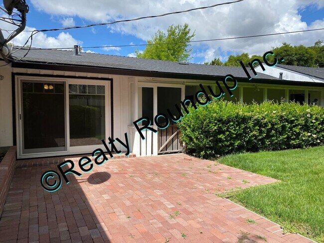Building Photo - Beautiful Lincoln Village Home