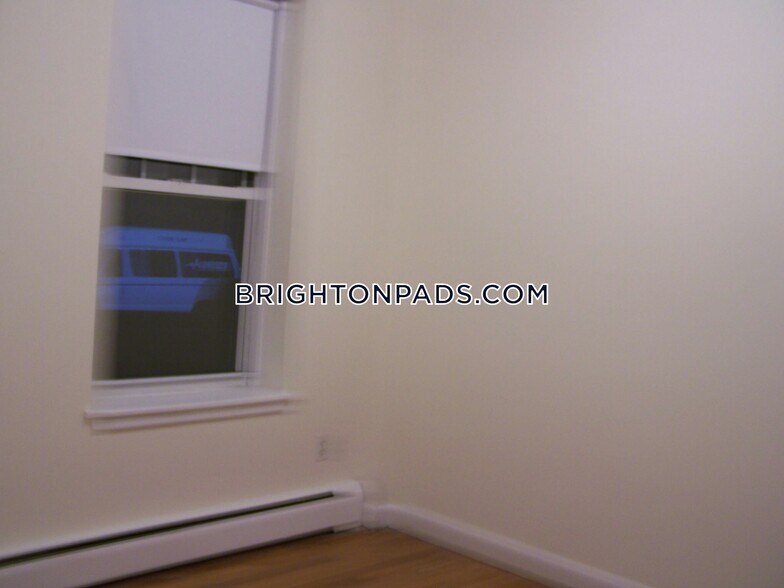 Building Photo - 164 N Beacon St