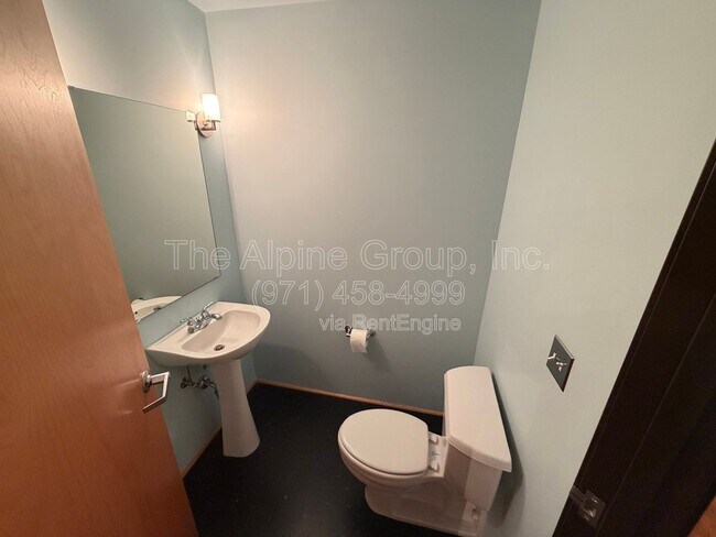 Building Photo - 1420 NW Lovejoy St