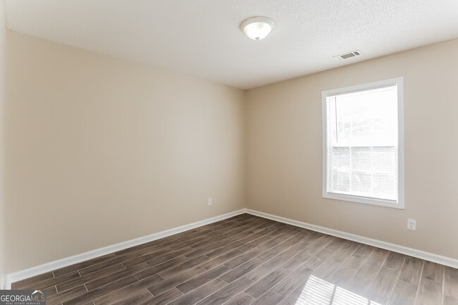 Building Photo - 719 Woodwind Dr