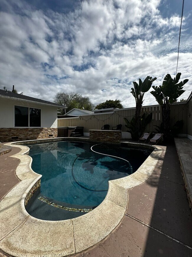 Building Photo - Gorgeous 3-Bedroom 2 bath Home with Pool A...