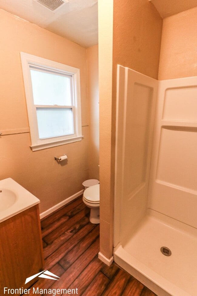 Building Photo - Awesome 6 bedroom home in a great location!