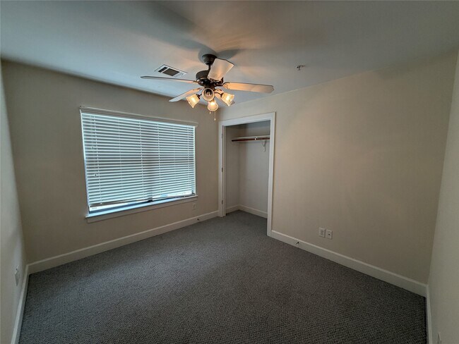 Building Photo - 8715 Meadowcroft Dr