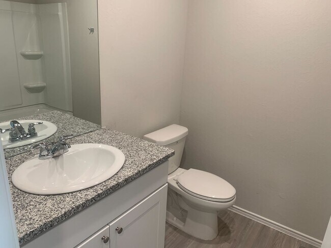 Building Photo - *MOVE IN SPECIAL* Comfortable Living with Open Kitchen & Fenced Yard!