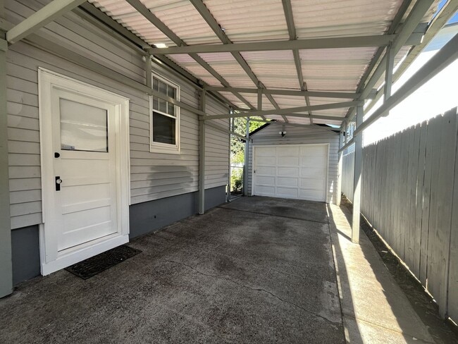 Building Photo - Bright and Welcoming Home with Modern Kitchen, Expansive Backyard & Flexible Living Space