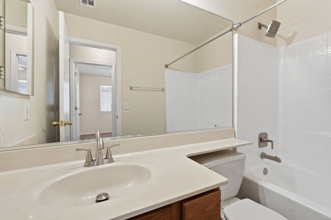 Building Photo - 3 Bedroom Home in Bridlewood!