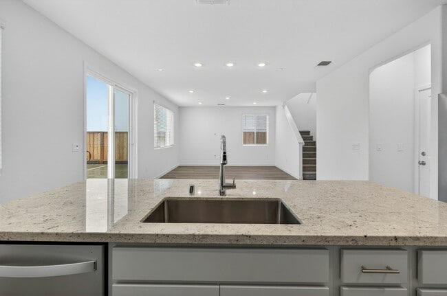 Building Photo - 56 Daytona Ct