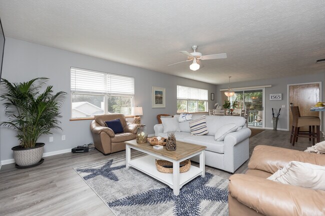Very comfortable and cozy - 208 C St