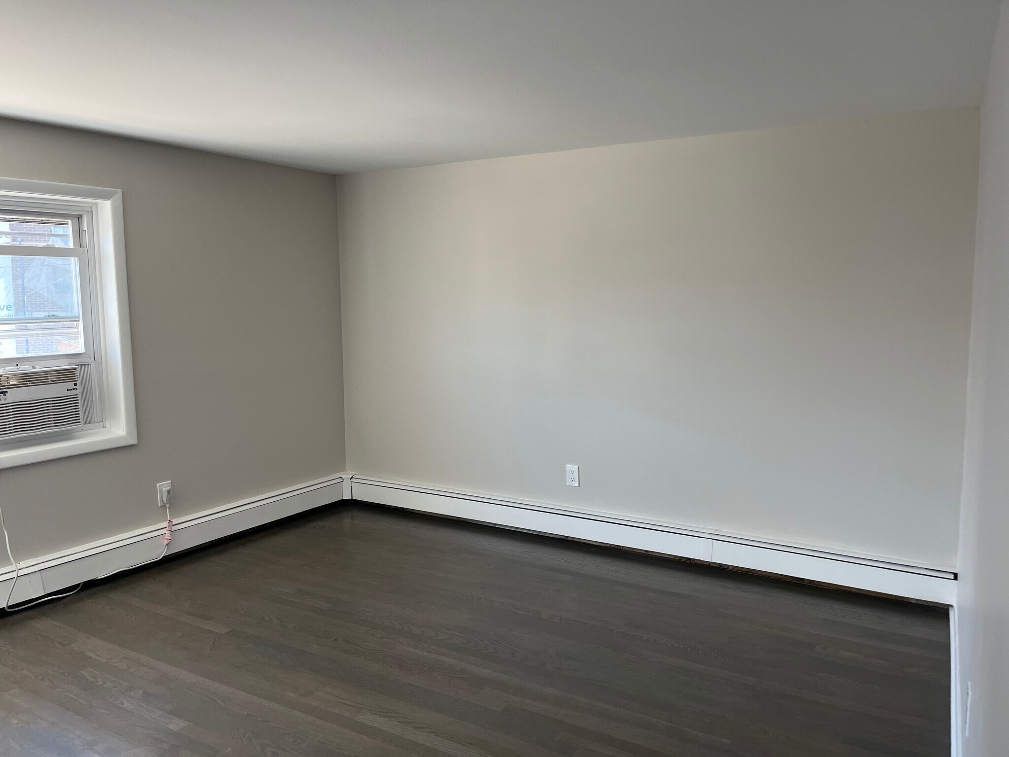 Building Photo - 386 Main St