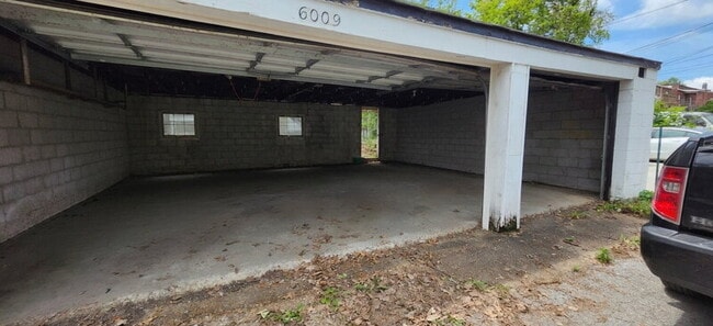 Building Photo - 6009 Kingsbury Ave