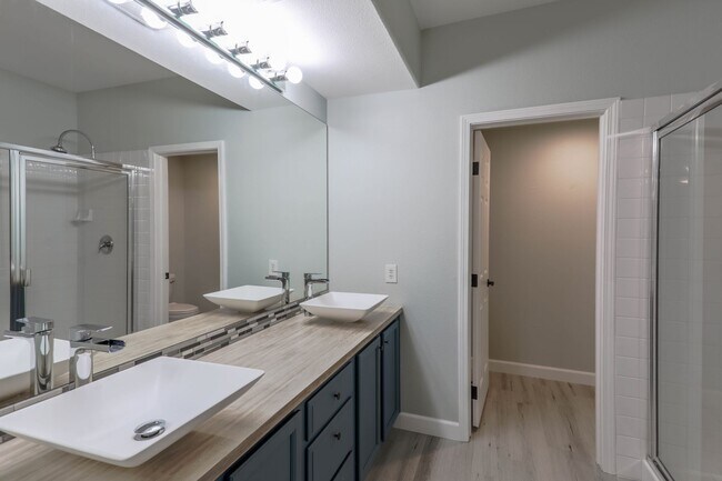Building Photo - Beautiful 2 Bedroom With 2 Car Garage Summ...