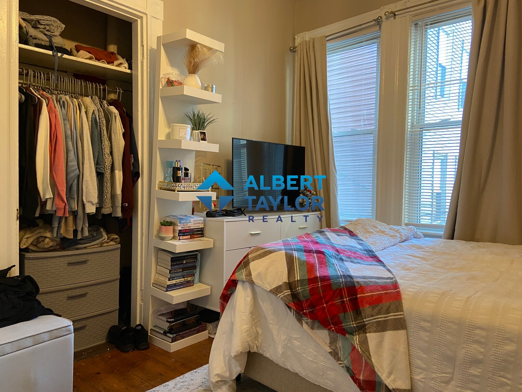 Building Photo - 8 Sunset St