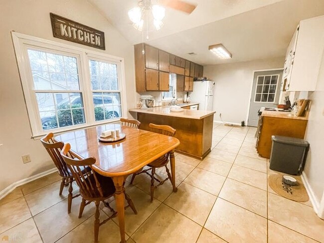 Building Photo - Fantastic 3bd/2ba home! Coming soon!