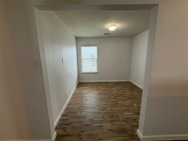 Building Photo - 3039 Legends York Dr