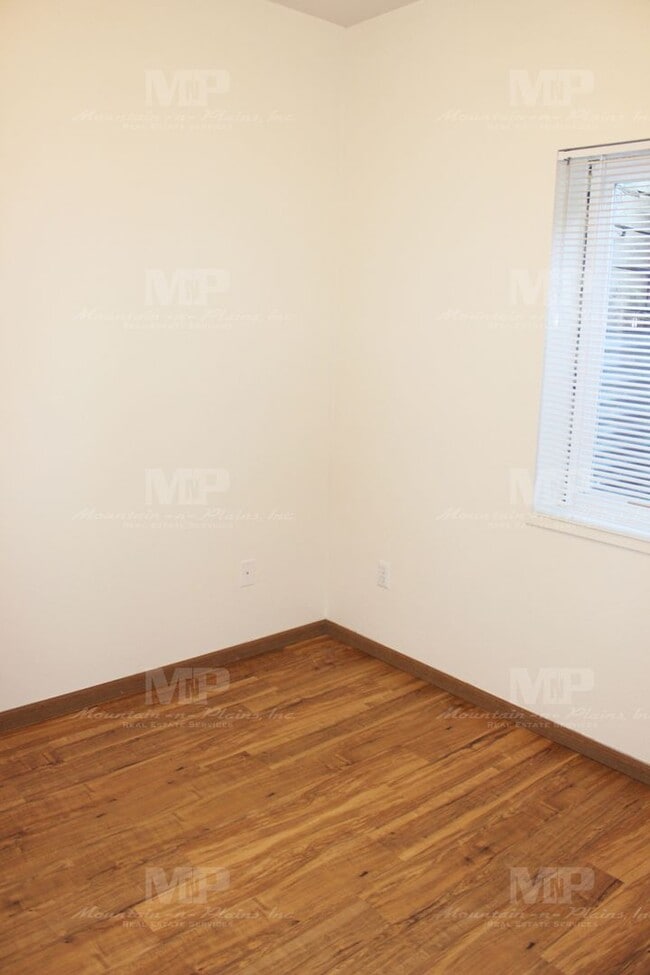 Building Photo - 526 S Whitcomb St