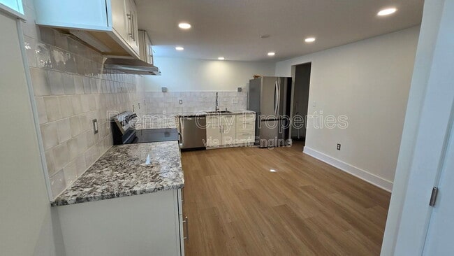 Building Photo - 240 Mcgregor Ave