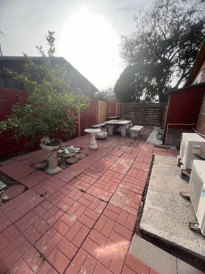 Building Photo - 1808 N Broadway St