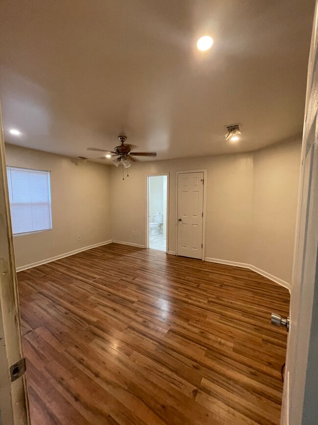 Building Photo - 5-125 Roundtree St