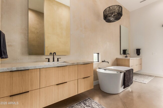 Building Photo - 4905 E White Gates Dr