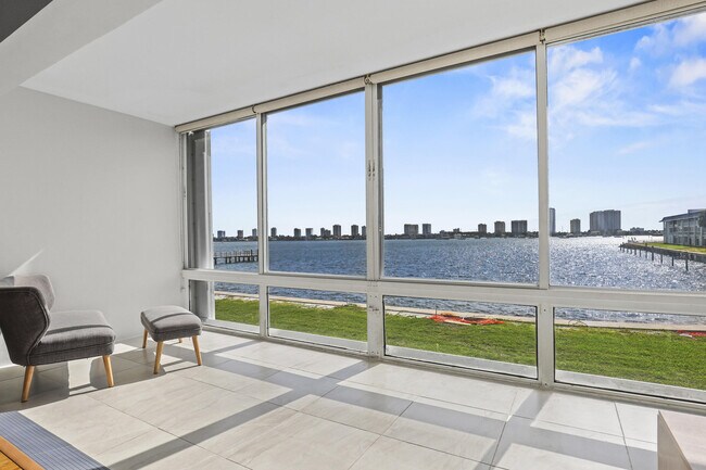 Building Photo - 2936 Lake Shore Dr