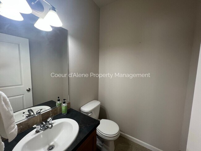 Building Photo - 3 bed, 2.5 bath townhouse in CDA Place!