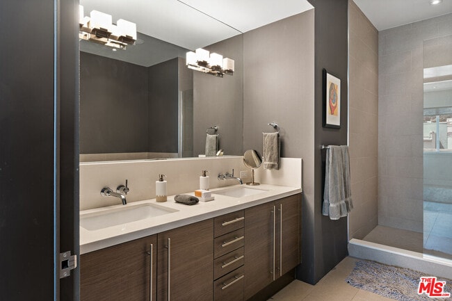 Building Photo - 1250 N Harper Ave