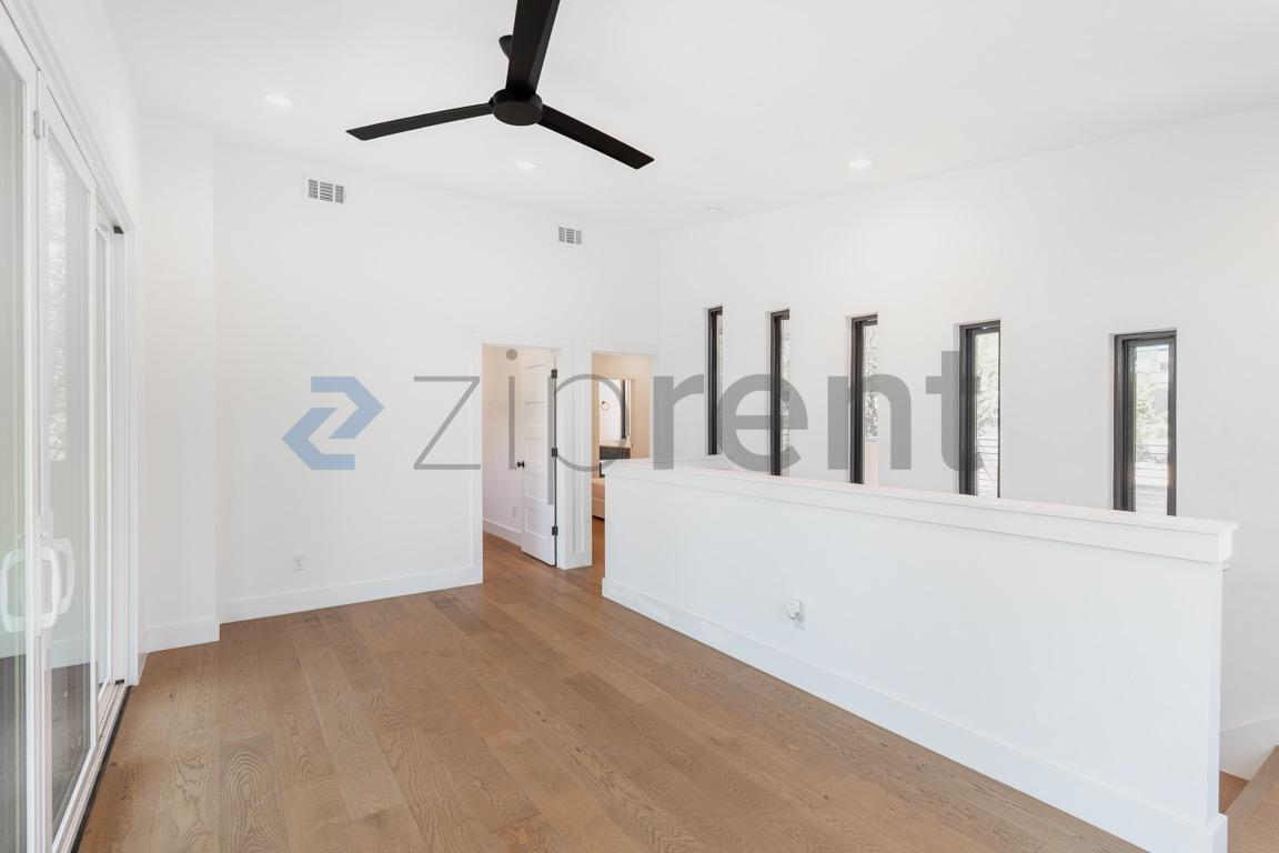 Building Photo - Unit