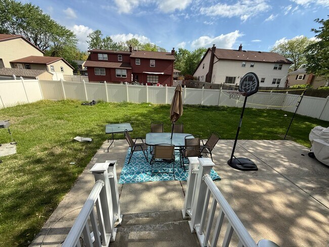 Building Photo - 1613 Mayflower Ln