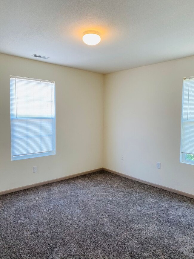 Building Photo - Charming Apartment 3-Bed, 2-Bath Home with...