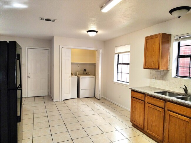Building Photo - 13835 Purplemartin St