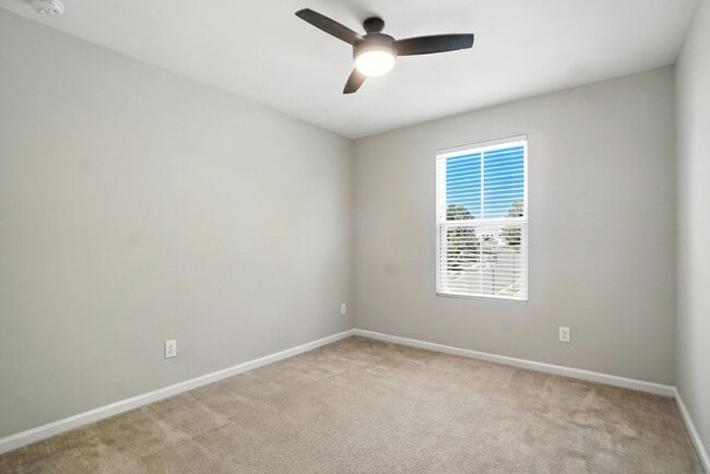 Building Photo - Fully Updated and Move-In Ready with Excep...