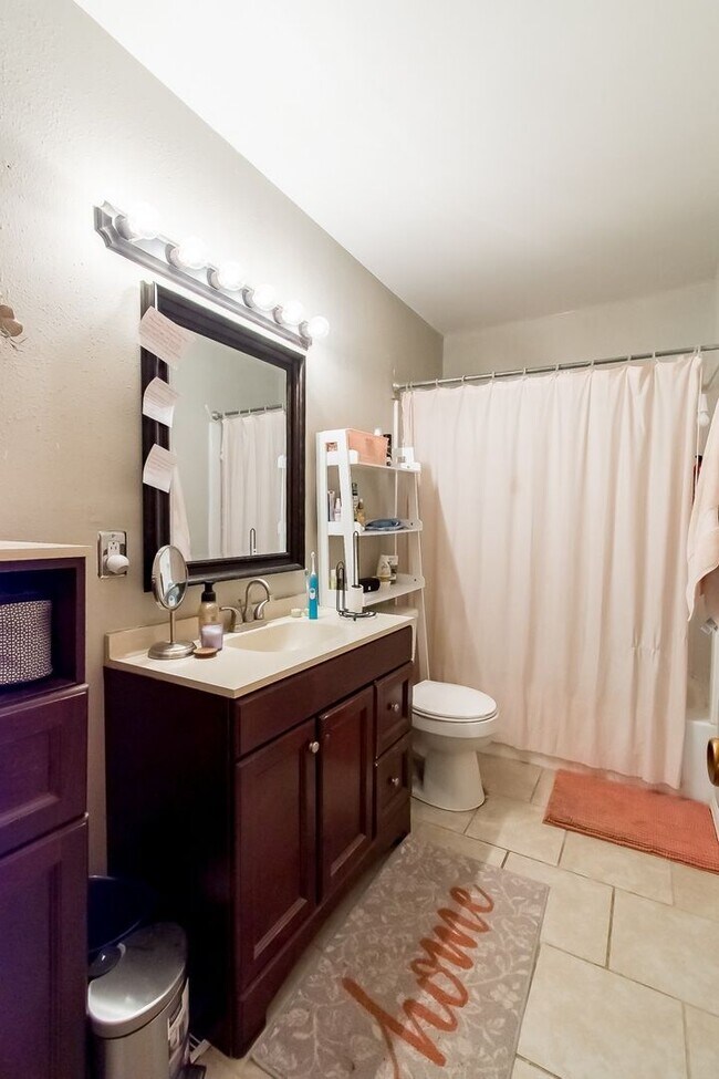 Building Photo - Updated and Spacious 4 Bedroom Home Near UofA! AVAILABLE IN JULY!!