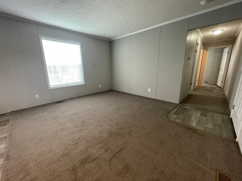 Building Photo - 16185 Notre Dame St