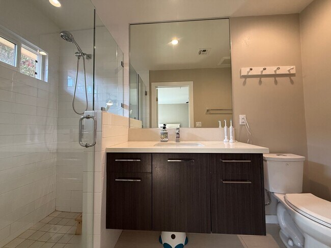 Building Photo - Luxury Furnished 4 Bedroom Home with Pool ...