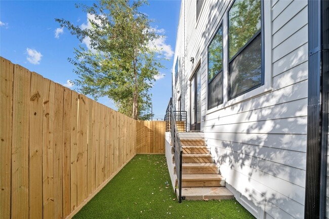 Building Photo - 4323 Rogers St