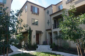 Building Photo - Beautiful 2 Bed 2.5 Bath End Unit with Lof...