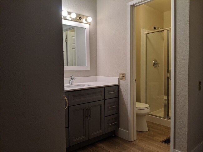 Building Photo - Remodeled 4 Bed 2 Bath Beauty in Vintage H...