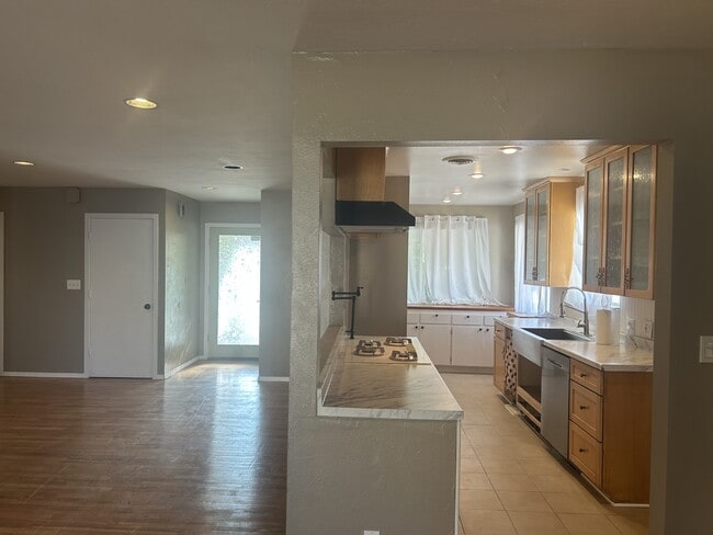 Building Photo - 137 Las Flores Ave